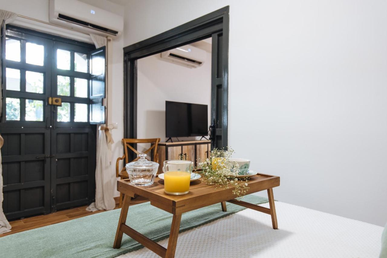 Appartement Aitana'S Retreat With Charming Garden à Séville Extérieur photo
