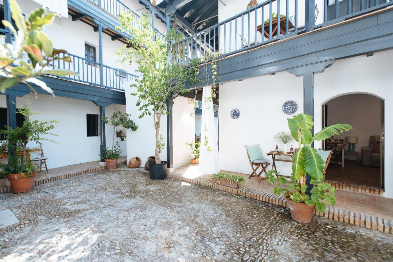 Appartement Aitana'S Retreat With Charming Garden à Séville Extérieur photo